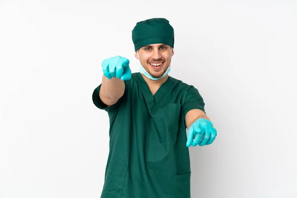 Cirurgião Uniforme Verde Isolado Fundo Branco Isolado Aponta Dedo Para — Fotografia de Stock