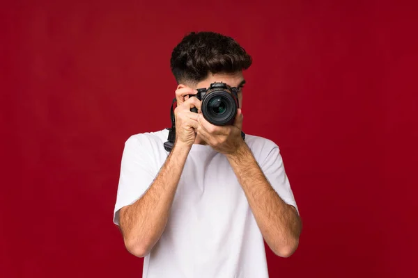 Mladý Muž Přes Izolované Pozadí Profesionální Kamerou — Stock fotografie