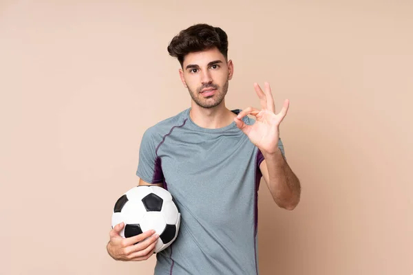 Genç Bir Adam Futbol Topuyla Izole Edilmiş Arka Planda Işareti — Stok fotoğraf