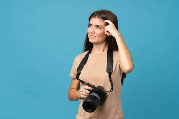 Jeune Femme Sur Fond Bleu Isolé Avec Une Caméra Professionnelle — Photo