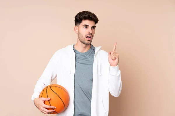 Молодий Чоловік Над Ізольованим Фоном Грає Баскетбол Має Ідею — стокове фото