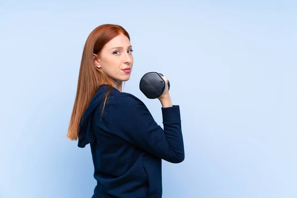 Giovane Rossa Donna Sportiva Isolato Sfondo Blu Rendendo Sollevamento Pesi — Foto Stock