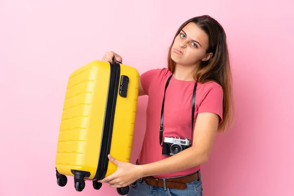 Teenager Cestovatel Dívka Drží Kufr Nad Izolované Růžové Pozadí Smutným — Stock fotografie
