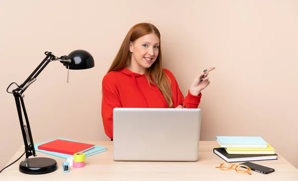 Joven Estudiante Lugar Trabajo Con Portátil Apuntando Con Dedo Hacia — Foto de Stock