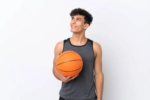 Basketbalista Muž Přes Izolované Bílé Pozadí Vzhlíží Usmívá — Stock fotografie