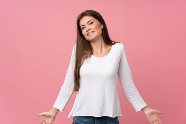 Jonge Vrouw Geïsoleerde Roze Achtergrond Glimlachen — Stockfoto