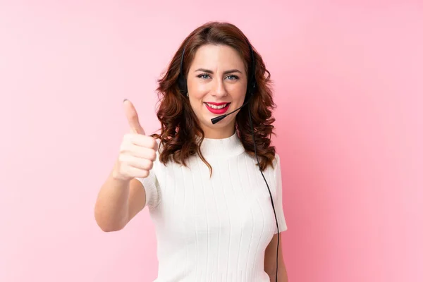 Jong Russisch Vrouw Geïsoleerde Roze Achtergrond Werken Met Headset Met — Stockfoto