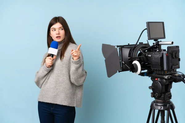 Reporter Wanita Muda Memegang Mikrofon Dan Melaporkan Berita Terkejut Dan — Stok Foto