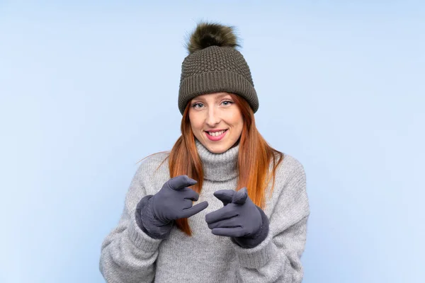 Jovem Ruiva Mulher Russa Com Chapéu Inverno Sobre Isolado Azul — Fotografia de Stock