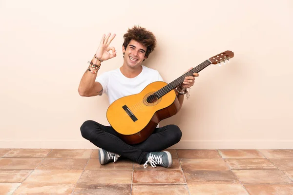 Jonge Blanke Man Met Een Gitaar Zittend Vloer Met Teken — Stockfoto