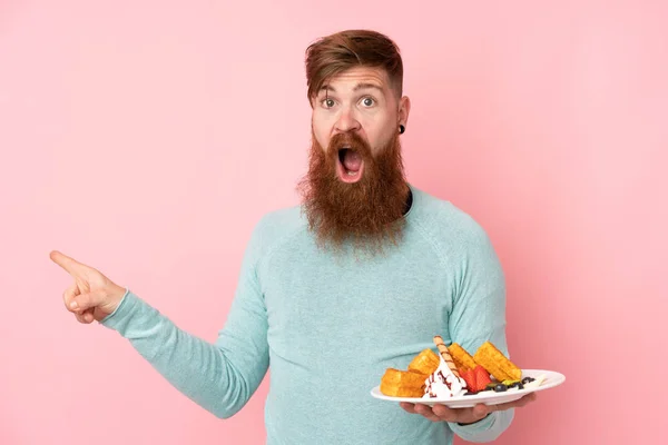 Homem Ruivo Com Longa Barba Segurando Waffles Sobre Fundo Rosa — Fotografia de Stock