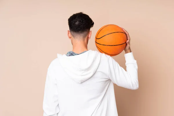 Jovem Sobre Fundo Isolado Jogando Basquete Posição Traseira — Fotografia de Stock