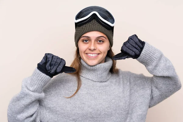 Adolescente Esquiador Menina Com Óculos Snowboard Sobre Fundo Isolado Orgulhoso — Fotografia de Stock