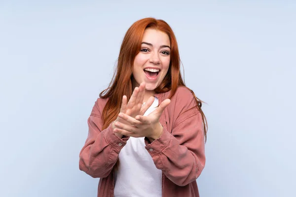 Rossa Adolescente Ragazza Isolato Sfondo Blu Applaudendo Dopo Presentazione Una — Foto Stock