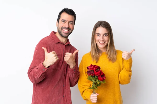 Пара День Святого Валентина Тримає Квіти Над Ізольованим Фоном Даючи — стокове фото