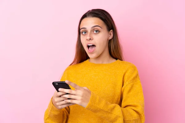 Adolescente Chica Con Suéter Amarillo Sobre Fondo Rosa Aislado Sorprendido — Foto de Stock