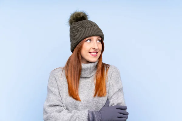 Jovem Ruiva Mulher Russa Com Chapéu Inverno Sobre Fundo Azul — Fotografia de Stock