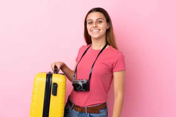 Teenager Cestovatel Dívka Drží Kufr Přes Izolované Růžové Pozadí Úsměvem — Stock fotografie