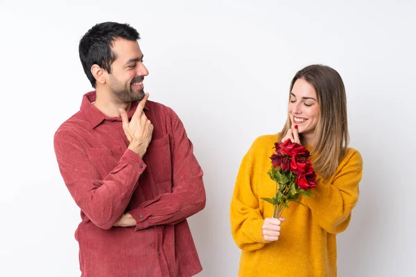 Pár Valentýna Drží Květiny Izolovaném Pozadí Při Pohledu Sebe — Stock fotografie