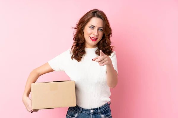 Mujer Rusa Joven Sobre Fondo Rosa Aislado Sosteniendo Una Caja — Foto de Stock