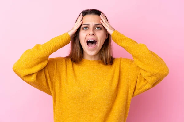 Tonårstjej Med Gul Tröja Över Isolerad Rosa Bakgrund Med Överraskande — Stockfoto