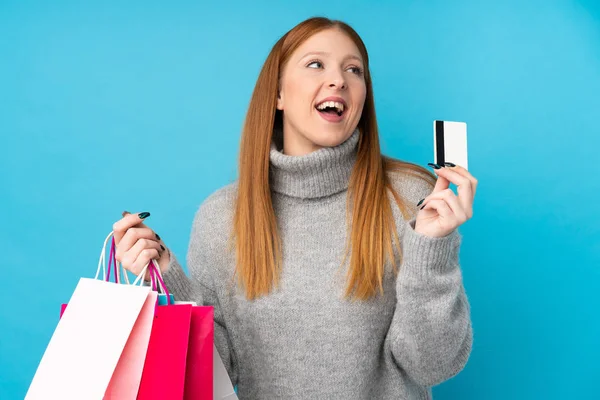 머리의 여성이 쇼핑백과 카드를 배경에서 — 스톡 사진