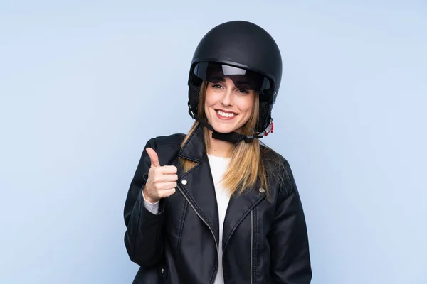 若いですブロンド女性とともにオートバイヘルメット上の隔離された青b — ストック写真