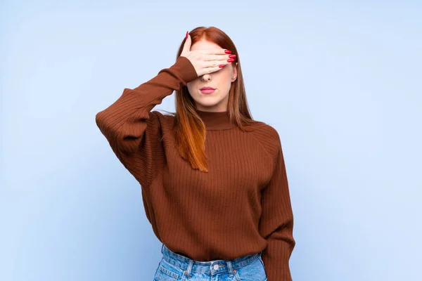 Young Redhead Woman Isolated Blue Background Covering Eyes Hands Want — Stock Photo, Image