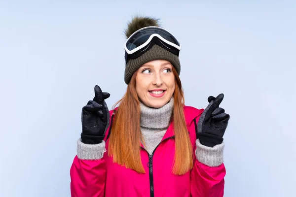 Lyžařka Ryšavá Žena Snowboardovými Brýlemi Přes Izolovanou Modrou Stěnu — Stock fotografie