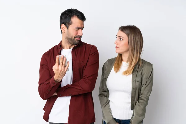 Pareja San Valentín Sobre Fondo Aislado Leyendo Mensaje Con Móvil —  Fotos de Stock