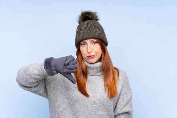 Jovem Ruiva Mulher Russa Com Chapéu Inverno Sobre Fundo Azul — Fotografia de Stock