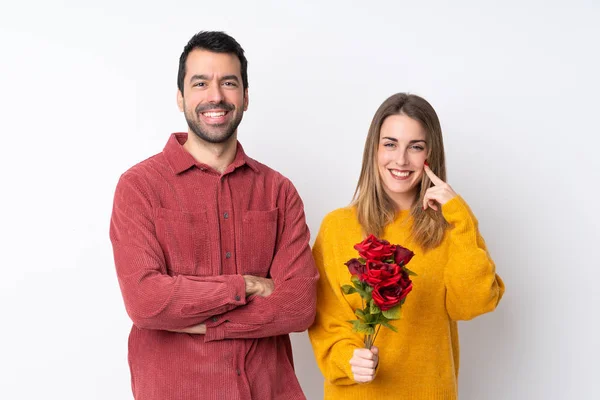 Pár Valentýna Drží Květiny Nad Izolovaným Pozadím Usmívá Sladkým Výrazem — Stock fotografie
