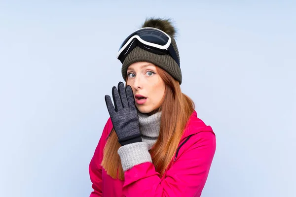 Lyžařka Ryšavá Žena Snowboardovými Brýlemi Přes Izolovanou Modrou Stěnu Něco — Stock fotografie
