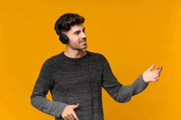 Jovem Sobre Fundo Isolado Usando Celular Com Fones Ouvido Dança — Fotografia de Stock