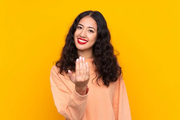 Spaanse Chinese Vrouw Geïsoleerde Gele Achtergrond Uitnodigend Met Hand Komen — Stockfoto