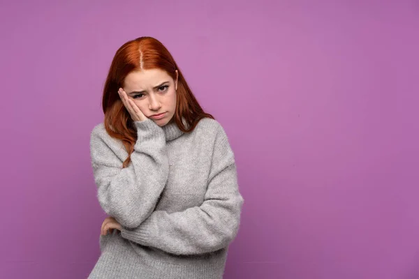 Vörös Hajú Tizenéves Lány Felett Elszigetelt Lila Háttér Boldogtalan Frusztrált — Stock Fotó