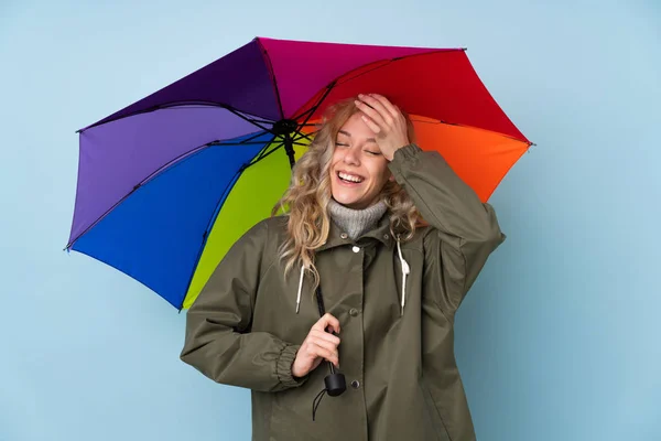 Jeune Femme Blonde Tenant Parapluie Isolé Sur Fond Bleu Réalisé — Photo