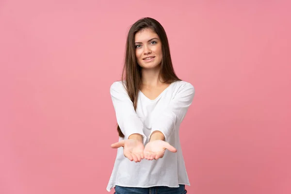 Giovane Donna Sfondo Rosa Isolato Tenendo Copyspace Immaginario Sul Palmo — Foto Stock