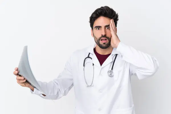 Jovem Homem Bonito Com Barba Sobre Fundo Branco Isolado Vestindo — Fotografia de Stock