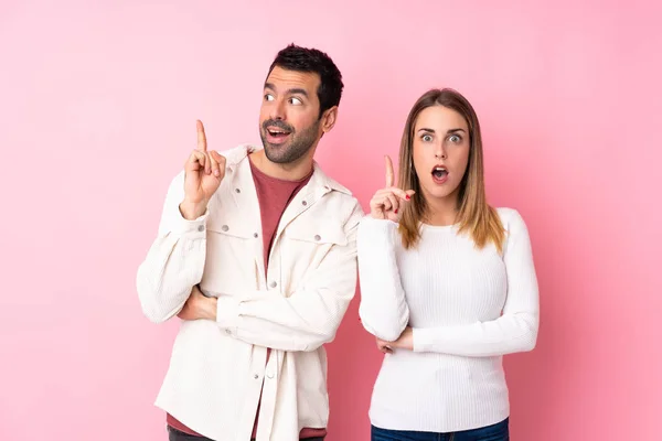 Paar Valentinstag Vor Isoliertem Rosa Hintergrund Der Eine Idee Denkt — Stockfoto