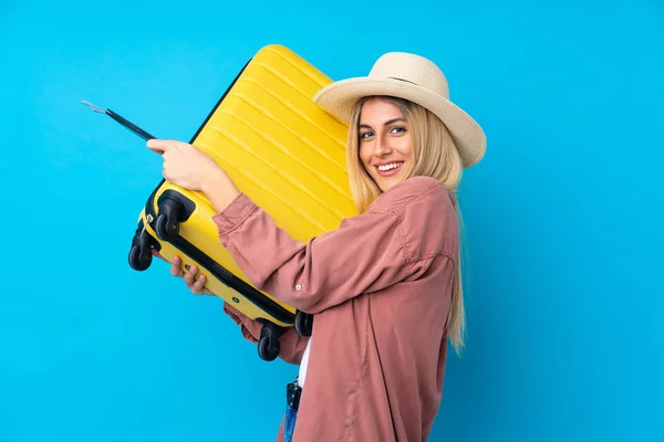 Joven Uruguaya Sobre Fondo Azul Aislado Vacaciones Con Maleta Pasaporte —  Fotos de Stock