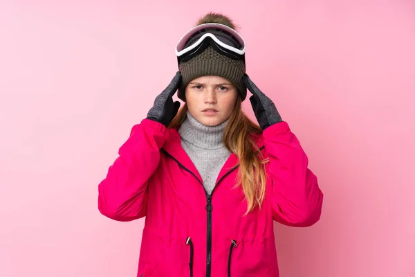 Adolescente Ucraniana Esquiadora Con Gafas Snowboard Sobre Fondo Rosa Aislado —  Fotos de Stock