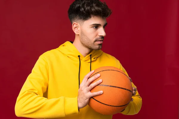 Joven Sobre Fondo Aislado Con Pelota Baloncesto —  Fotos de Stock