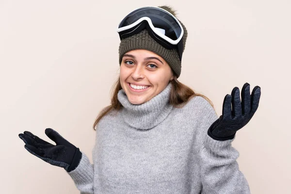 Teenager Κορίτσι Σκιέρ Γυαλιά Snowboarding Πάνω Από Απομονωμένο Φόντο Σοκαρισμένη — Φωτογραφία Αρχείου