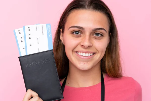 Дівчина-підліток з паспортом і квитком над ізольованим спиною — стокове фото