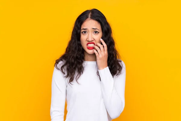 Donna Razza Mista Isolato Sfondo Giallo Nervoso Spaventato — Foto Stock