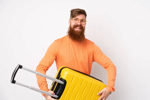赤毛男とともに長いです髭で隔離された白い背景で休暇とともに旅行スーツケース — ストック写真