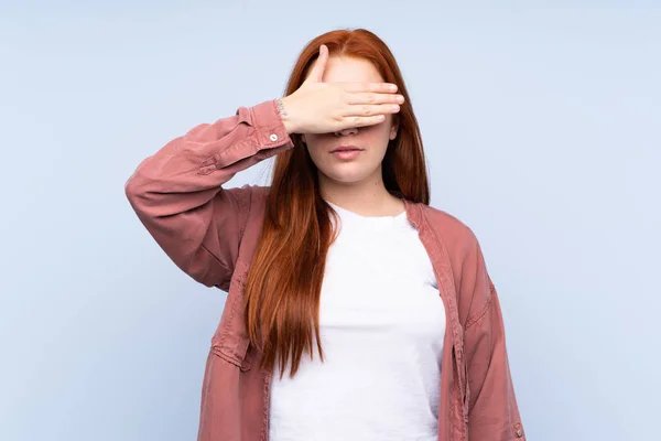 Pelirroja Adolescente Sobre Aislado Fondo Azul Cubriendo Los Ojos Por —  Fotos de Stock