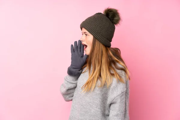 Украинская Девочка Подросток Зимней Шляпе Изолированном Розовом Фоне Кричит Открытым — стоковое фото
