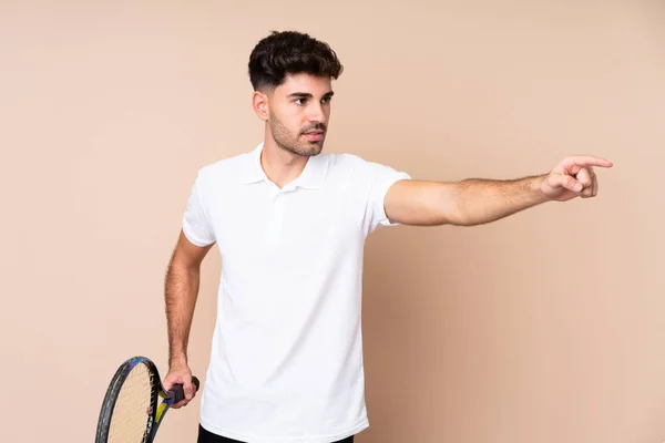 Молодий Чоловік Над Ізольованим Фоном Грає Теніс — стокове фото